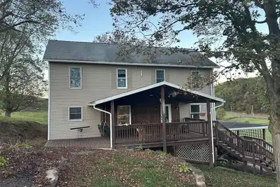 Image de Peaceful, spacious farmhouse getaway with views, nature, hiking and biking
