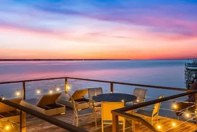 Image de Sunset Serenity -Lakefront- HotTub - TheatreRoom - FirePit - GameRoom - BoatDock