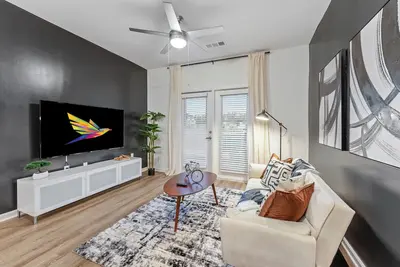 Image de 2br on 1st floor with Pool, Gym, Bikes, Grill, 2 King Beds, and a Sleeper Futon
