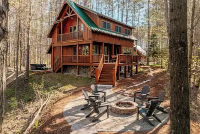 Image de Secluded cabin on Betsie River with hot tub & firepit. Minutes to Crystal Mtn