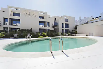 Image de Refuge Moderne avec Balcon