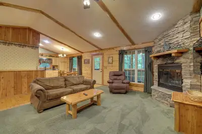 Image de 4 Mi to Lake: Wooded Log Cabin in Eureka Springs!