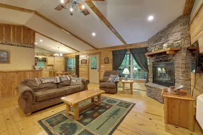 Image de 4 Mi to Beaver Lake: Peaceful Log Cabin w/ Deck!