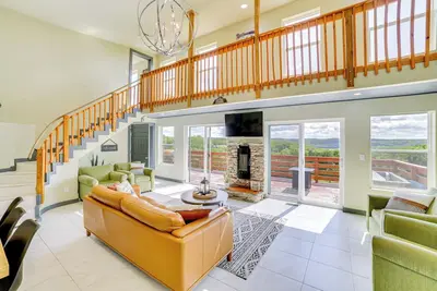 Lake Taneycomo Views: Family-Friendly Cabin!