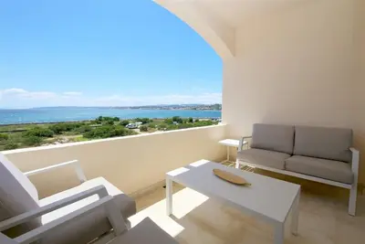 Image de Studio-appartement élégant avec vue imprenable sur la mer, En bord de mer à côté de la mer et du por