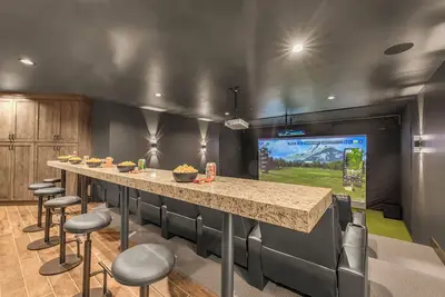 Image de Golf/Sport Simulator & Sauna. 8-bedroom cabin in Island Park with WiFi, Ac.