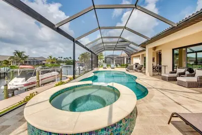 Image de This beautiful, south-facing modern design Villa on 2500 sqft. leaves nothing to be desired.