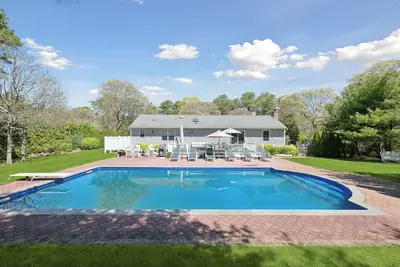 Image de Hamptons Oasis with Pool, Spa, Outdoor Shower, FirePit. Walking distance 2 Beach