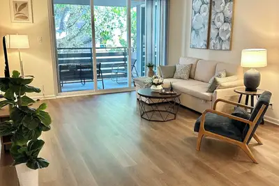 Image de Oceanfront Spacious 2-Bedroom Condo with Free Parking, Wifi, Pool, Sauna in Marina