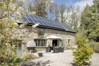 Image de Tucked away in tranquil seclusion sits the delightful Dundridge Barn