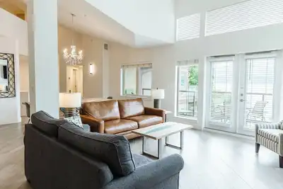 Image de Luxury Penthouse • Lakefront • Pool • Hot Tub