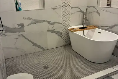 Image de Gorgeous 4 bedroom home with master soaking tub.