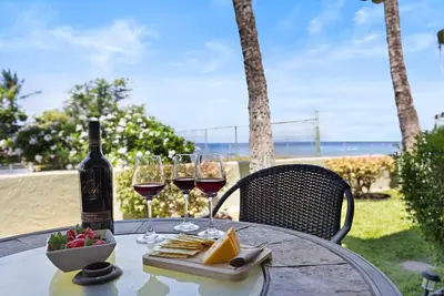 Image de New Listing: Boutique-Inspired Tropical Décor