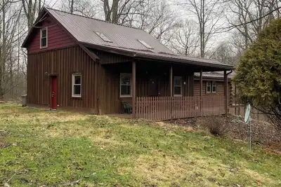 Image de M'Hollow a cozy 2-bedroom cabin in serene Logan with Ac, WiFi