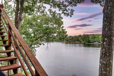 Image de 16 Nudo Lane - Great vacation lake home overlooking the main channel of Lake