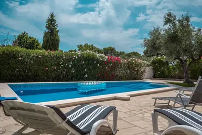 Image de Villa avec piscine privée à Calafat!