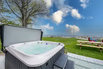 Image de New Renovation | Lakefront | Dock | HotTub | Fish!