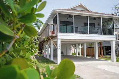 Image de Beautifully Updated Home North End of Island, Screen lanai Grill and beach gear