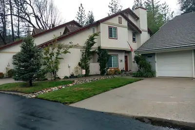 Image de Tucked away at Bass Lake's North Shore Estates, Accommodates 6