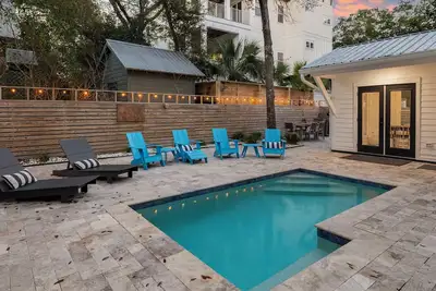 Image de 3br+ loft w/private pool, gas grill, & ping pong table | Bike to beach & Seaside