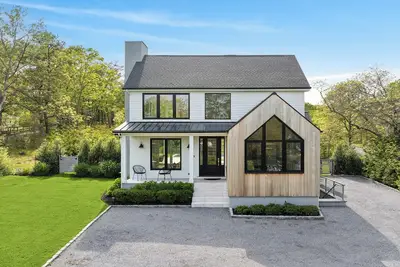 Image de 4-bedroom modern beach house in lovely Hampton Bays