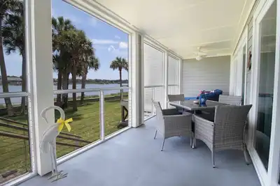 Image de Calming river views & community pool