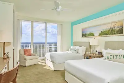Image de Coastal Chic Room with Outdoor Swimming Pool and Waterfront Views