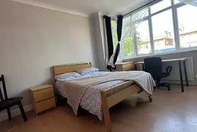 Image de Spacious property beside the university