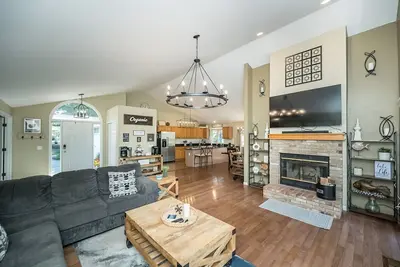 Image de Hilltop Hideaway with Lake Front Access