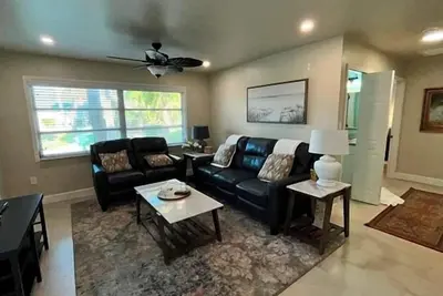 Image de Island Charm Meets Modern Comfort — Walk to Sanibel’s Beautiful Beaches!