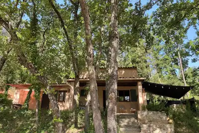 Image de Maison dans un domaine avec piscines, tennis, rivière.