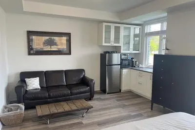 Image de Lakefront Living Downtown Orillia.