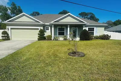 Image de Luxurious Master Suite Retreat with Private Attached Bathroom in Port St Lucie