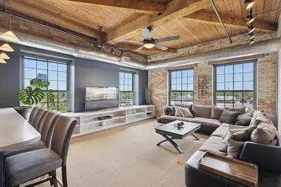 Image de Beautiful 2-bedroom condo overlooking downtown Grand Rapids with rooftop deck.