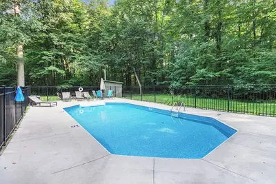 Image de Two Oaks Cabin - Enjoy the private pool and close proximity to all of the area