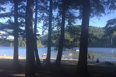 Image de 5 min Lake Access! Walk to Pub, Air Cond, Bright, Clean, Private Garage Apt!