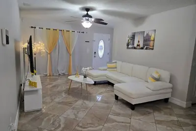 Image de Charming 3-bedroom pool house with Ac, WiFi in pleasant Tampa