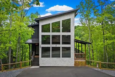 Image de Luxury Cabin w/ Great Location, Mountain Views, Sauna, Hot Tub & Game Room.