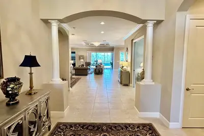 Image de Stunning Luxurious Custom Pool Spa Home in a gated country club community