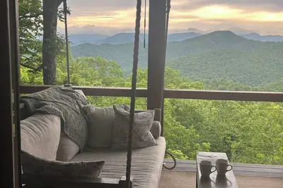Image de Mountain views, 2 king rooms, ping pong, bunk room, office, hi-speed internet