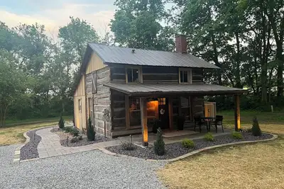 Image de Charming 2-bedroom cabin in enchanting Wadesville with Heat, Ac, WiFi, Hot Tub