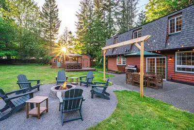 Image de Cozy River Cabin - Sleeps 12 - Hot Tub - Ev - Trails & Stevens Pass Nearby