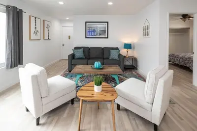 Image de Sunny & Spacious 3 Bed - 20 second walk to beach!