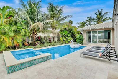 Image de Luxury 3br Home with Pool, Game Room & Spa