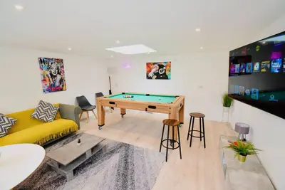 Image de Bromsgrove. Newly Refurbed Property With Outhouse. 4 bed 2. 5 Bathroom Games Room