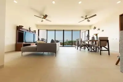 Image de 3br Sub-Penthouse With Ocean Views!