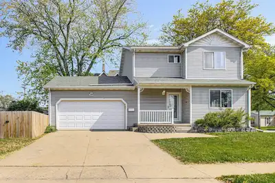 Image de 1 Block to Dtwn Oskaloosa: Family Home w/ Deck!