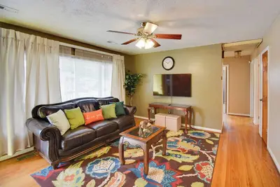 Image de 5 Mi to Dtwn: Pet-Friendly Gem w/ Yard in Hampton