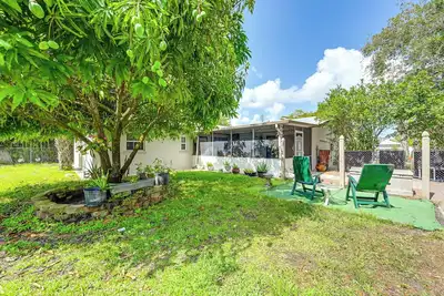Image de 1 Mi to Dtwn Bonita Springs: Home w/ Lush Yard!