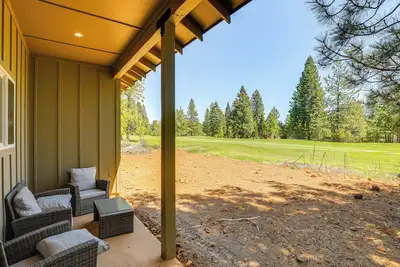 Image de 2 Mi to Lake Almanor: Home w/ Golf Course Views!